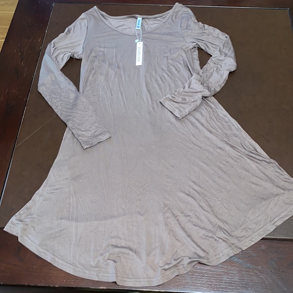 NWT Dearcase Medium Women’s TShirt Dress - Picture 3 of 4